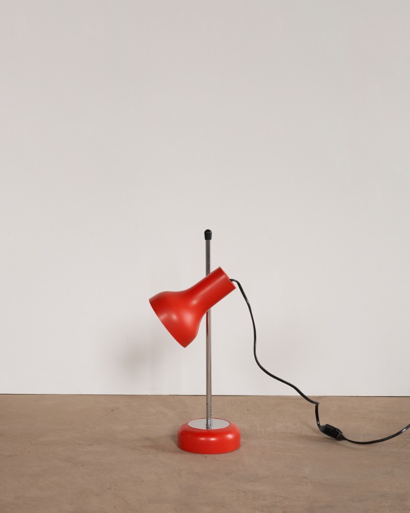 red contoling lamp